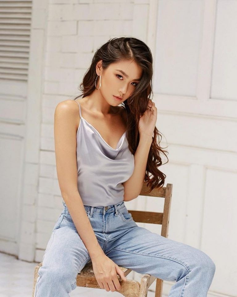 Không kém cạnh gì bạn mình, rich kid Thảo Nhi Lê cũng được biết đến với danh xưng "tiểu thư con nhà giàu Việt" cùng phong cách thời trang rất sang chảnh và thời thượng.