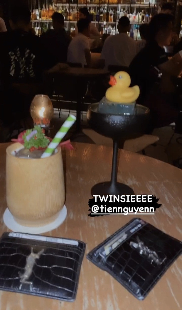 Tại buổi hẹn, Thảo Nhi Lê đã tỏ ra rất thích thú khi tình cờ đôi bạn lại "đụng hàng" vì cùng dùng một chiếc ví của YSL.