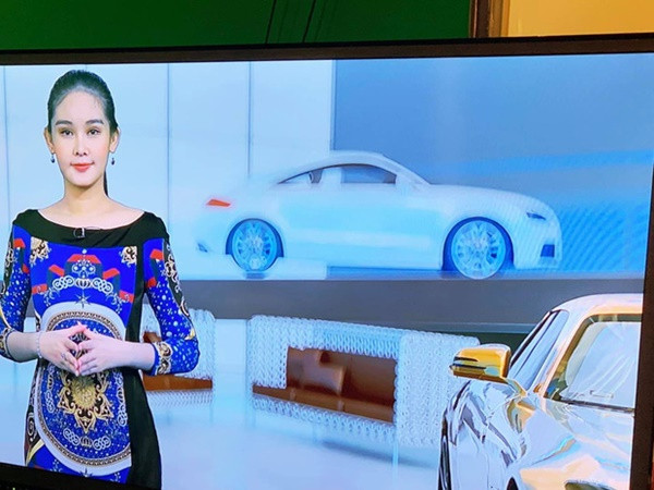 Chỉ trong một buổi sáng, người đẹp này đã liên tục xuất hiện trong 3 bản tin về thời sự, bất động sản và xe cộ.