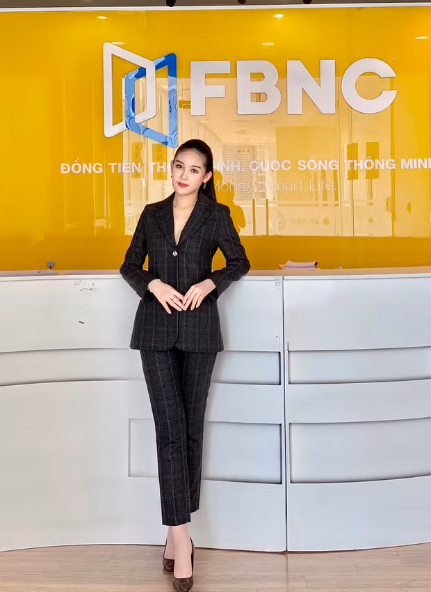 Phong cách thời trang của cô giờ cũng đã thay đổi, kín đáo và lịch sự để phù hợp với công việc hiện tại.