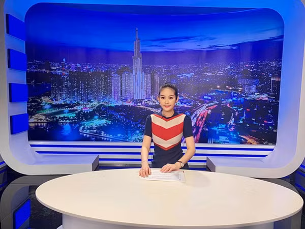 Mới đây nhất, Hoa hậu Đại Dương Lê Âu Ngân Anh hào hứng thông báo trên trang cá nhân về việc cô mới đảm nhận vai trò là MC tại đài truyền hình.