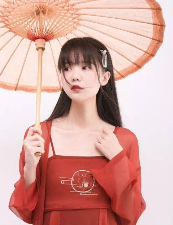 Nhiều dân mạng bức xúc vì bị lừa dối đã bỏ follow và kêu gọi report trang cá nhân của cô gái này.