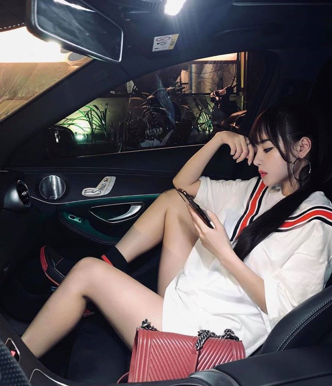 Trên trang cá nhân, Bella thường xuyên đăng tải nhiều hình ảnh khoe nhan sắc đẹp không góc chết của mình.