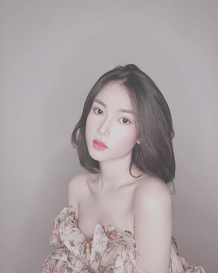 Trong list người yêu tin đồn của Bùi Tiến Dũng còn có nữ MC của VTV Phạm Khánh Linh. Cặp đôi thường xuyên tương tác trên mạng xã hội và cũng có lần bị bắt gặp đi mua đồ cùng nhau trong siêu thị.