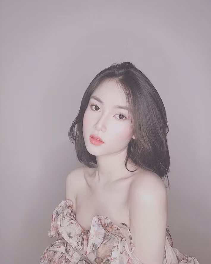 Trong list người yêu tin đồn của Bùi Tiến Dũng còn có nữ MC của VTV Phạm Khánh Linh. Cặp đôi thường xuyên tương tác trên mạng xã hội và cũng có lần bị bắt gặp đi mua đồ cùng nhau trong siêu thị.