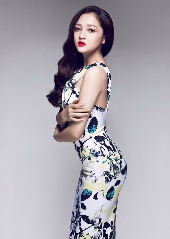 Kể từ đó, dân mạng bắt đầu “soi” chi tiết từng động thái của Bùi Tiến Dũng - Bảo Anh và phát hiện họ lặng lẽ theo dõi Instagram của nhau, diện đồ đôi .