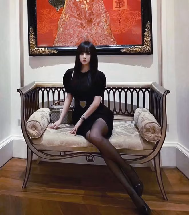 Cận cảnh gương mặt thon gọn, đôi mắt tròn xoe của Bella.