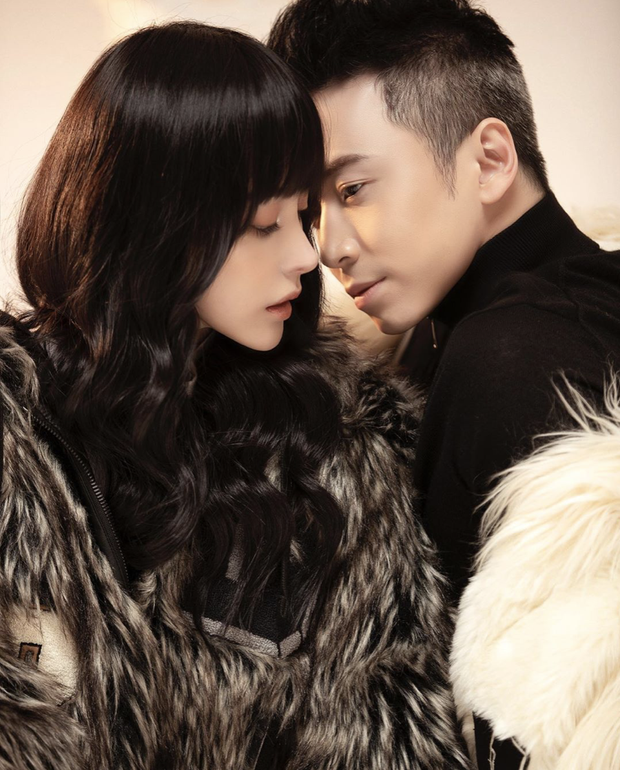 Mới đây nhất, Karik bất ngờ công khai bạn gái mới có tên Bella bằng bức ảnh thân mật giữa hai người và một dòng status mùi mẫn bằng tiếng Anh.