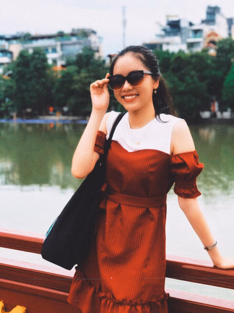 Sau nhiều phần thi đầy căng thẳng, Hồng Lam cùng nữ thí sinh khác là Phương Thảo đã cùng giành giải ba với lần lượt 50 và 140 điểm.