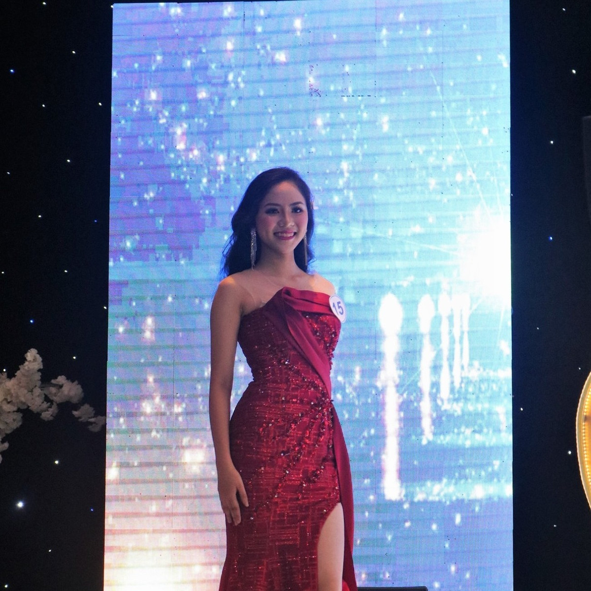 Hình ảnh Hồng Lam tại cuộc thi sắc đẹp được chia sẻ trên fanpage chương trình Olympia đã nhận được nhiều sự quan tâm, bình luận.