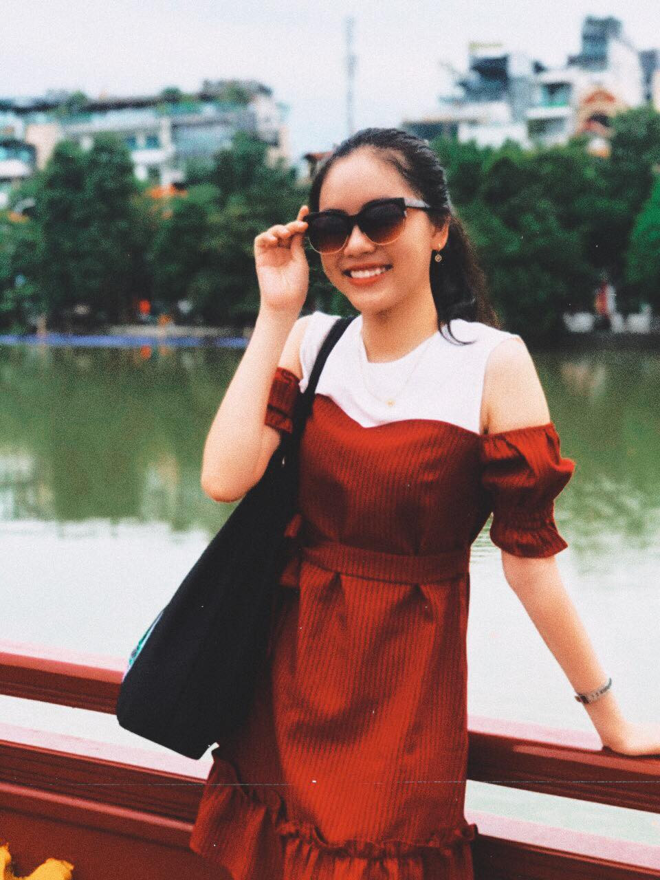 Sau nhiều phần thi đầy căng thẳng, Hồng Lam cùng nữ thí sinh khác là Phương Thảo đã cùng giành giải ba với lần lượt 50 và 140 điểm.