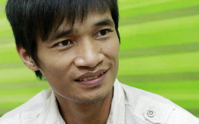  Lệ Rơi tên thật là Nguyễn Đức Hậu, sinh năm 1987, sống tại Hải Dương. Anh trở thành một hiện tượng mạng chính nhờ vào video cover "khó đỡ" trong phòng ngủ.