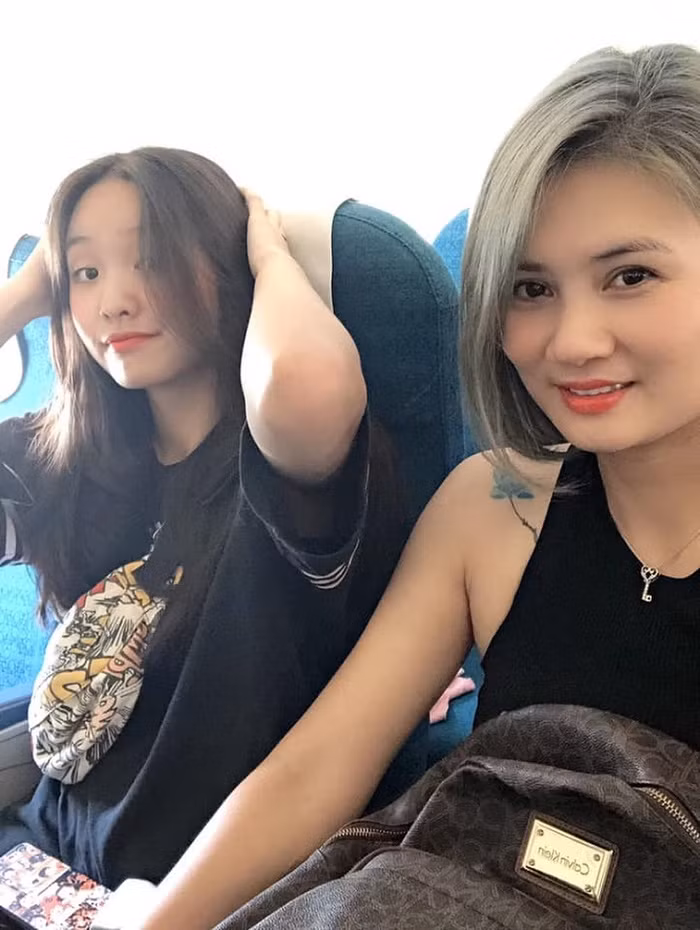 Huệ Anh có niềm đam mê với nghệ thuật, bên cạnh đó, cô bé cũng có sở thích chơi bóng chuyền giống như mẹ.