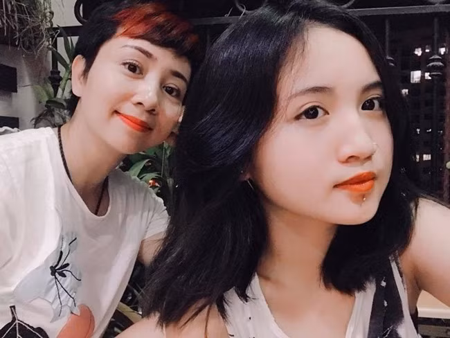 Ngân Hà là con gái thứ 2 của "nữ hoàng Wushu" Thuý Hiền - Tú Dưa. Nữ "hậu duệ" sao thể thao này gây ấn tượng bởi nhan sắc xinh đẹp, cá tính.