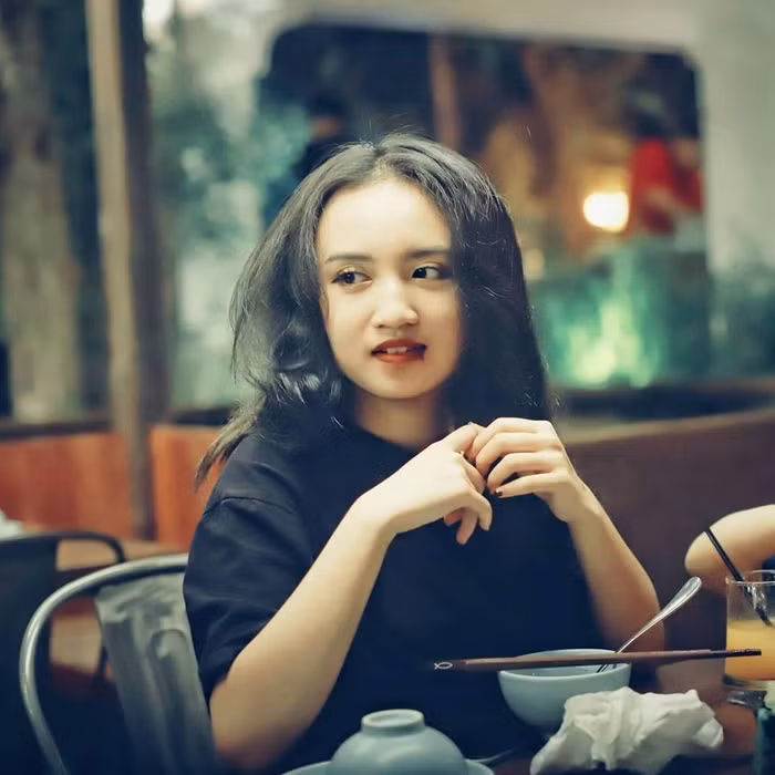 Cô sở hữu chất giọng ngọt ngào không thua bất kì ca sĩ chuyên nghiệp nào.