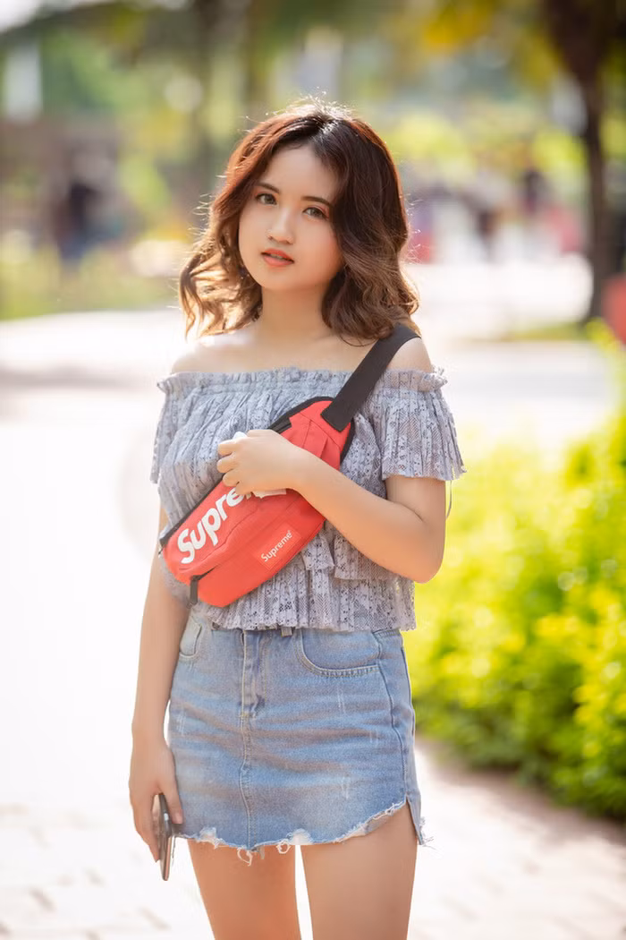 Sở hữu chiếc mũi cao thanh tú cùng đôi mắt to tròn, nhiều người đã nhận xét cô bé thừa hưởng nét đẹp từ mẹ.