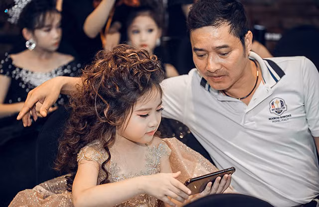 Bé Nguyễn Khánh Vân (7 tuổi) là con gái cựu danh thủ Hồng Sơn. Hiện tại, cô bé đã theo nghề mẫu nhí được 2 năm.