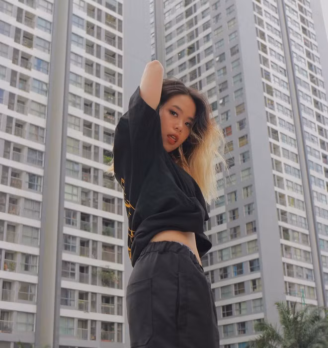 Điểm ấn tượng của Tlinh trong lòng khán giả chính là thần thái khuôn mặt. Có lẽ nhờ kinh nghiệm hoạt động trong 1 nhóm nhảy nên đã phần nào giúp cô nàng làm chủ sân khấu rất tốt.