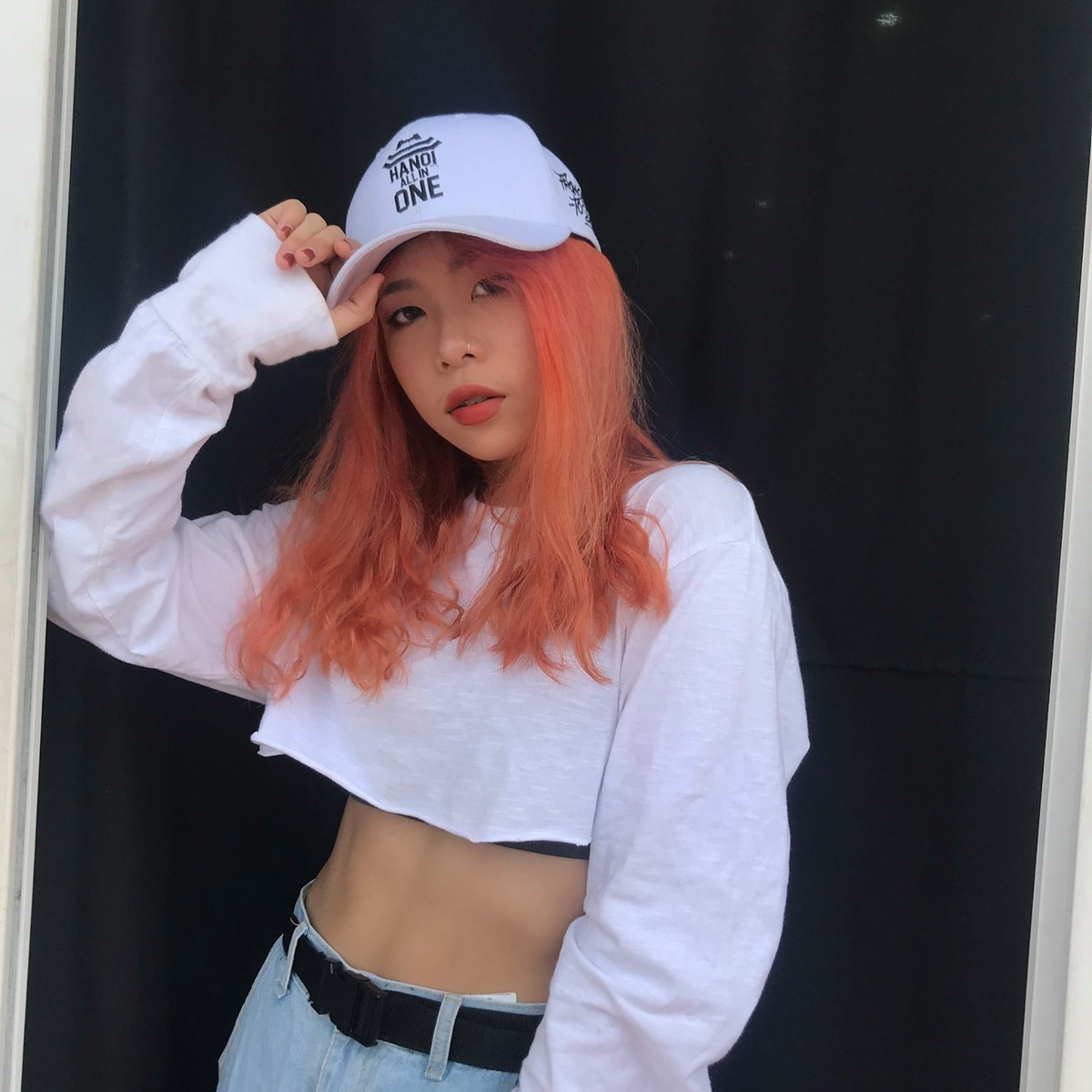 Điểm nhấn cho phong cách của nữ rapper chính là mái tóc màu mè nổi bật.