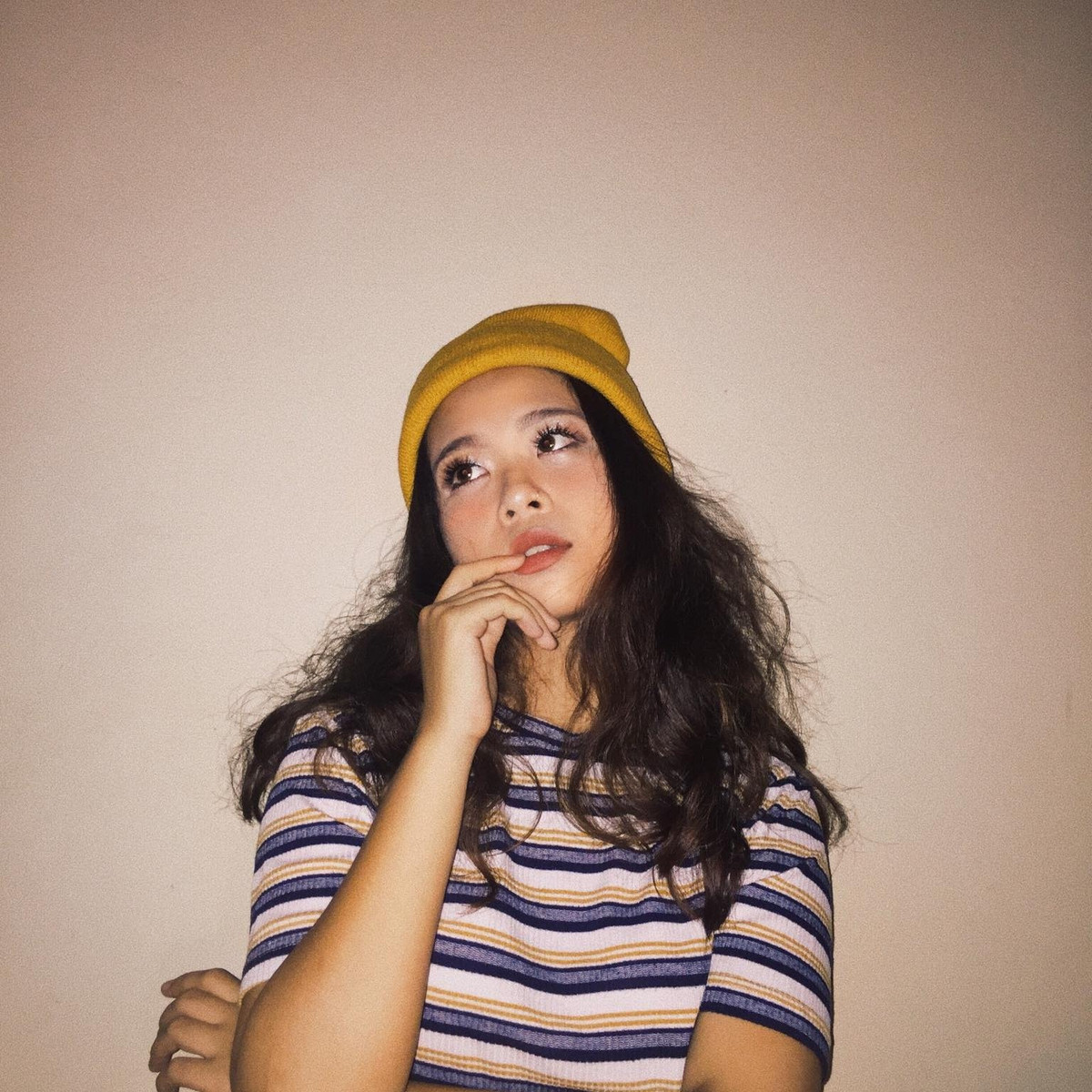 Dù là một rapper, thế nhưng Tlinh đôi lúc cũng dịu dàng, nữ tính.