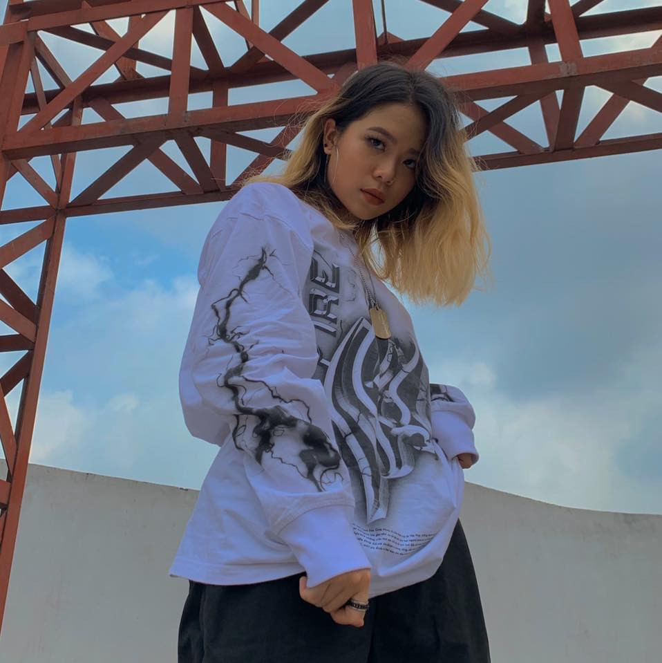 Được biết, Tlinh xuất thân trong gia đình làm ngành Y, bản thân cô cũng học trường Y danh giá, nhưng nhận ra đam mê thực thụ của cuộc đời mình là âm nhạc nên cô đã dừng việc học.