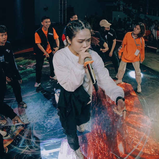 Tlinh hiện đang là thành viên một nhóm nhảy Hip-hop tại Hà Nội và chỉ mới bắt đầu viết Rap gần đây. Mời quý độc giả đón xem thêm video Rapper Mỹ Pop Smoke đột ngột qua đời - Nguồn: VTC NOW