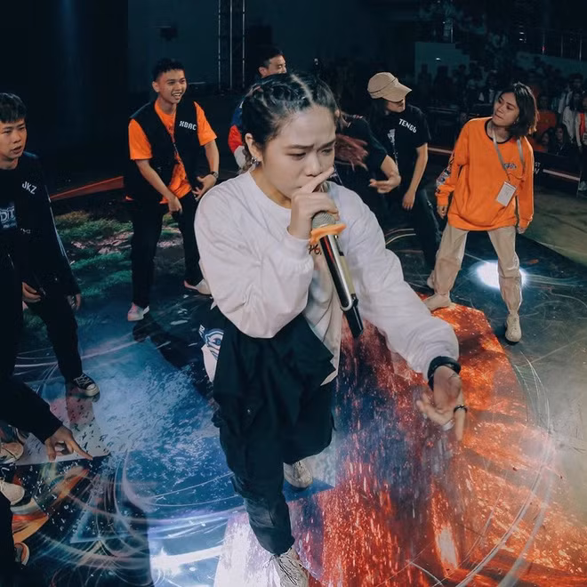 Tlinh hiện đang là thành viên một nhóm nhảy Hip-hop tại Hà Nội và chỉ mới bắt đầu viết Rap gần đây. Mời quý độc giả đón xem thêm video Rapper Mỹ Pop Smoke đột ngột qua đời - Nguồn: VTC NOW