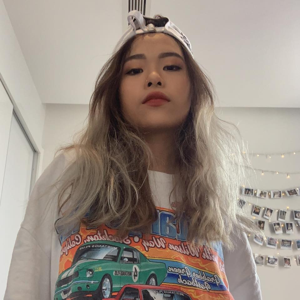 Ở ngoài đời, Tlinh thường diện trang phục đầy cá tính.