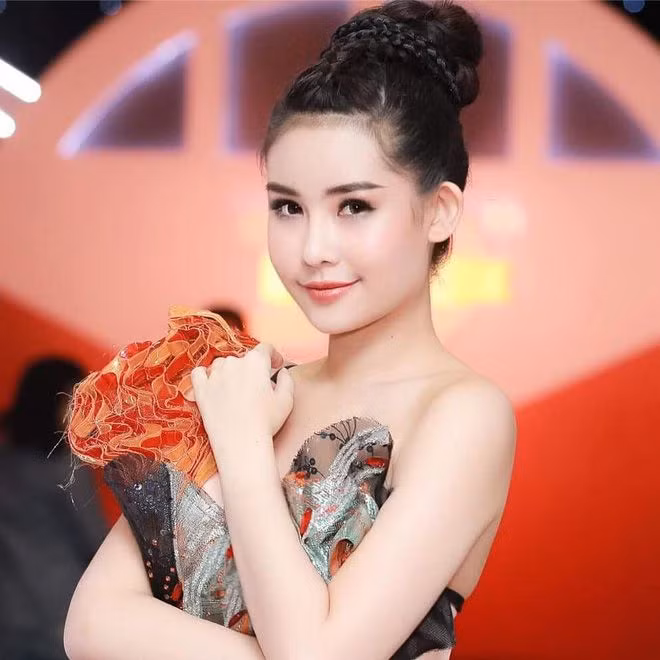 Vượt qua mọi thị phi, những năm gần đây Lê Âu Ngân Anh đã có thay đổi đáng kể khi hạn chế hoạt động showbiz, tập trung vào kinh doanh và học tập.