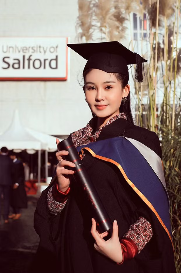 Được biết, Ngân Anh đã chính thức nhận bằng tốt nghiệp Thạc sĩ chuyên ngành Quản trị sự kiện quốc tế, tại trường đại học danh giá Salford (Manchester, Anh). Không chỉ thế, Hoa hậu Đại dương còn tốt nghiệp loại ưu tú với màn thuyết trình bằng tiếng Anh gây ấn tượng.