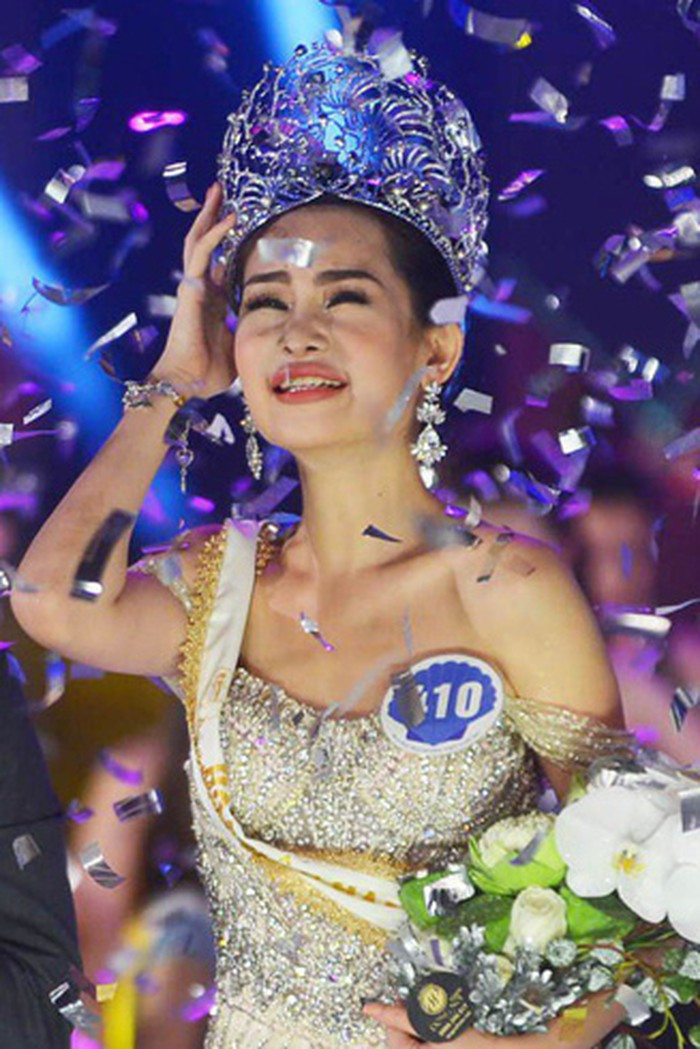 Thời điểm năm 2017, việc Lê Âu Ngân Anh đăng quang Hoa hậu Đại Dương đã khiến dân tình tranh cãi dữ dội. Giai đoạn đó, cô liên tục vướng những ồn ào liên quan đến nhan sắc và phát ngôn.