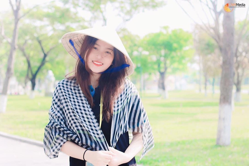 Trước tình hình dịch bệnh đang diễn ra khá phức tạp tại đây, nữ sinh viên này đã sừ dụng nét vẽ để phác họa lại chân dung những người hùng thầm lặng, đó là các chiến sĩ "áo xanh, áo trắng" để gửi lời cảm ơn và động viên họ vượt qua đại dịch.