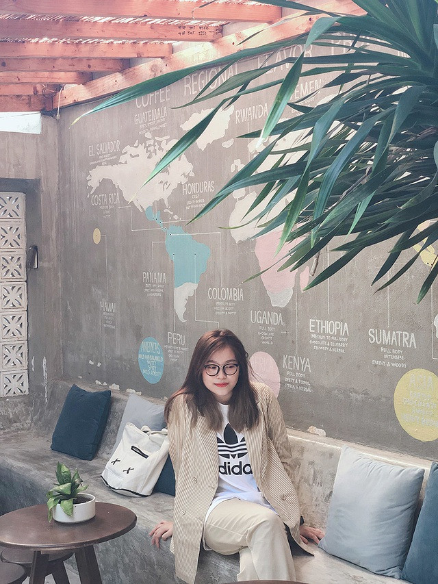 Minh Anh năm nay 21 tuổi, đến từ Quảng Trị, đang theo học tại khoa Kế toán, Trường Đại học Kinh tế (Đại học Đà Nẵng).