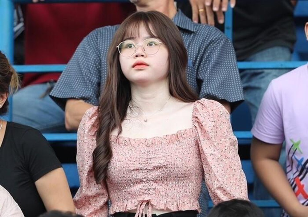 Thân hình nữ chính cũng kém săn chắc, ở một vài góc chụp còn lộ rõ 2 cằm.