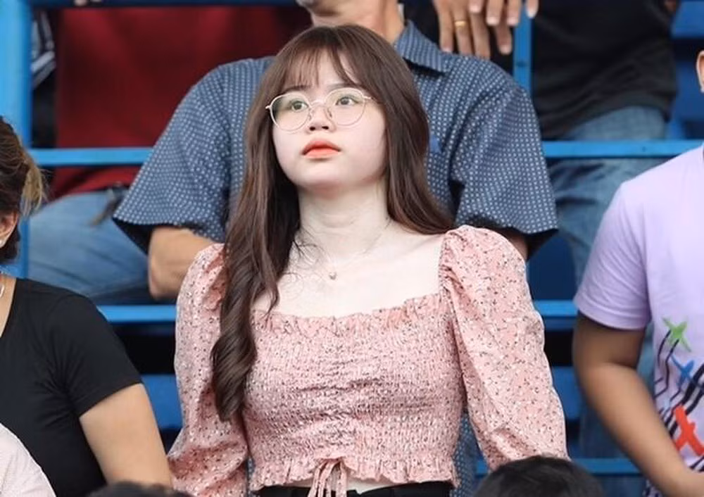 Thân hình nữ chính cũng kém săn chắc, ở một vài góc chụp còn lộ rõ 2 cằm.