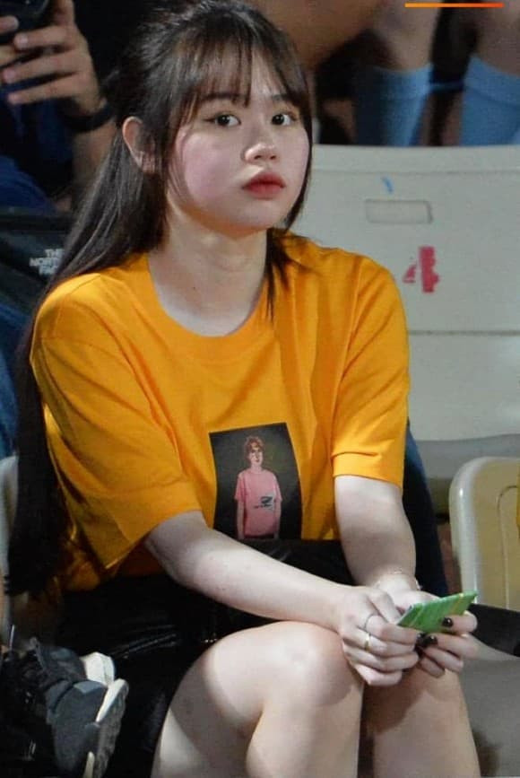 Thời gian sau đó, Huỳnh Anh liên tục có mặt trên khán đài cỗ vũ mỗi lần bạn trai ra sân tranh tài. Nhan sắc của nàng wags liên tiếp bị mang ra bàn tán. Mời quý độc giả đón xem thêm video Huỳnh Anh muốn chia tay sau ồn ào của Quang Hải? - Nguồn: VTC NOW