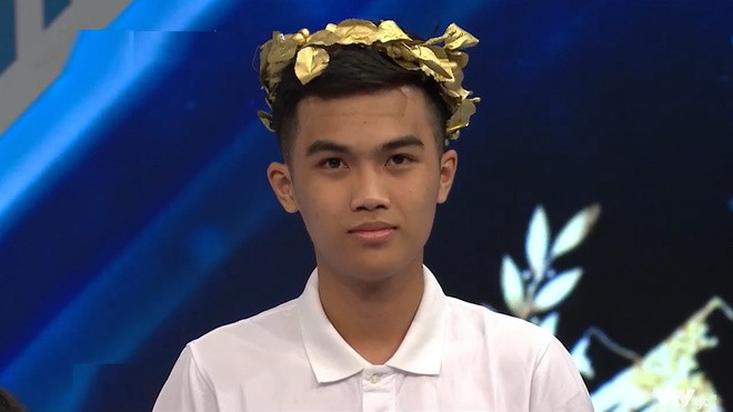 Tại cuộc thi tuần Olympia phát sóng chiều 26/7, Lê Minh (THPT Sơn Tây, Hà Nội) chạm tới điểm số kỷ lục ở phần thi Khởi động - 120 điểm. Bên cạnh thành tích này, Lê Minh còn để lại ấn tượng với khán giả khi có điểm số chung cuộc nằm trong top 2 của Olympia 2020 - 385 điểm (top 1 là 400 điểm).