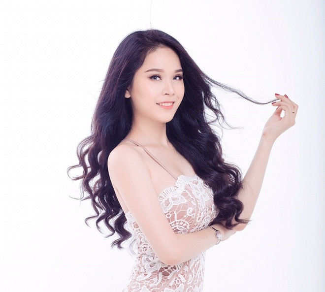 Yêu thích ca hát, Ngân từng biểu diễn tại một số chương trình ca nhạc từ khi còn là học sinh.