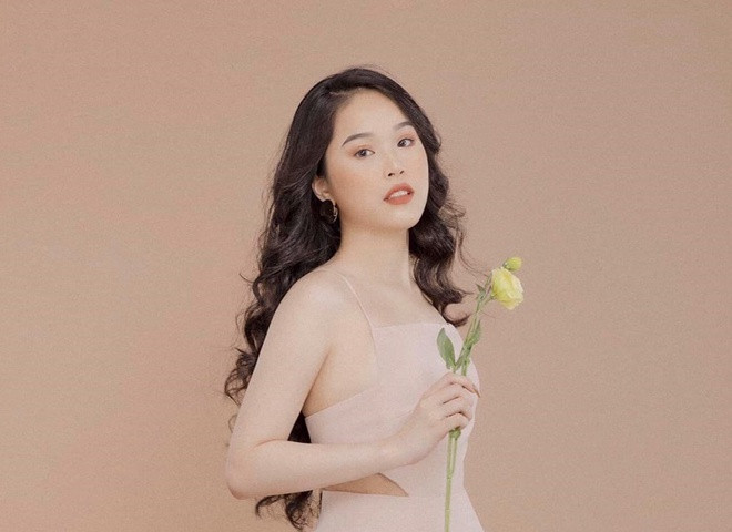 Nữ sinh muốn học vững kiến thức, từ đó làm tiền đề theo đuổi đam mê, vì thế cô đã nghỉ hát ngay khi bước vào năm lớp 12. Kết thúc 4 năm học Đại học, các môn chuyên ngành của Ngân đều đạt 7,0 trở lên.