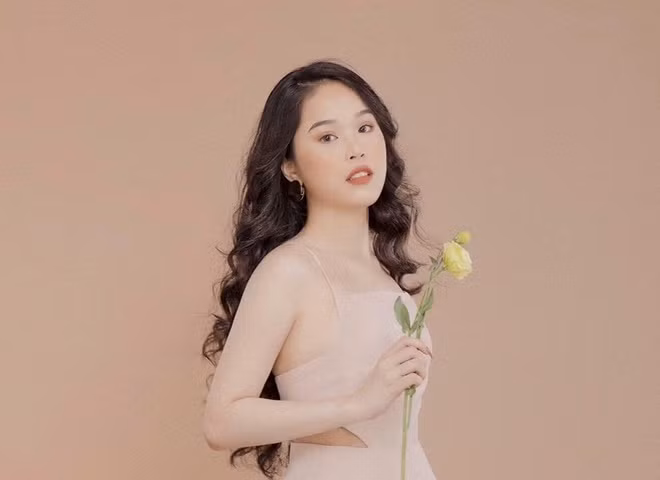 Nữ sinh muốn học vững kiến thức, từ đó làm tiền đề theo đuổi đam mê, vì thế cô đã nghỉ hát ngay khi bước vào năm lớp 12. Kết thúc 4 năm học Đại học, các môn chuyên ngành của Ngân đều đạt 7,0 trở lên.