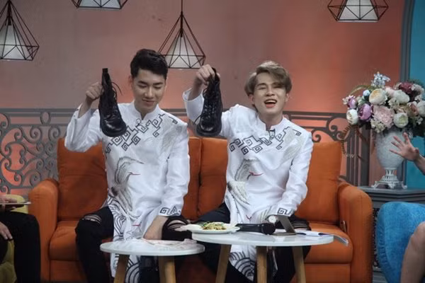 Theo đó, trong chương trình có với sự tham gia của cặp đôi Jack và K-ICM, MC đã có câu hỏi rằng, trong hai người ai là người bừa bộn nhất. Câu trả lời của họ là không ai bừa bộn cả. Ngay sau câu trả lời, nữ MC vô tư nhận xét về khách mời rằng "Đây là động vật quý hiếm cần được bảo tồn".