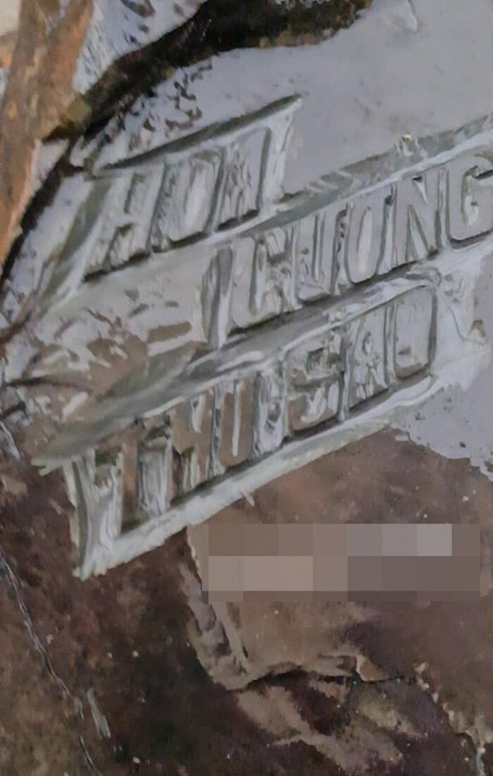 Theo cô Thu Sao chia sẻ, tấm bia đá này là minh chứng cho tình yêu mặn nồng của cả hai. Kèm theo hình ảnh, chị còn viết: “Trăm năm bia miệng còn mòn. Ngàn năm bia đá vẫn còn trơ trơ”.