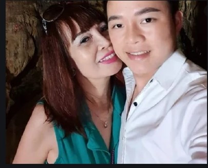 Ngay sau đó, bức ảnh bia đá khắc tên Hoa Cương và Thu Sao đã thu hút sự chú ý của dân mạng. Bên cạnh những lời ngưỡng mộ chuyện tình của căp đôi cũng có không ít lời chỉ trích, cho rằng cặp đôi này thể hiện tình cảm quá lố.