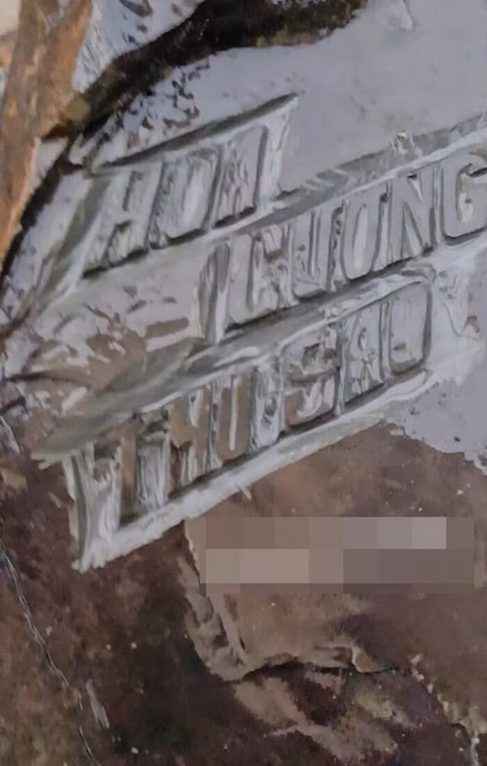 Theo cô Thu Sao chia sẻ, tấm bia đá này là minh chứng cho tình yêu mặn nồng của cả hai. Kèm theo hình ảnh, chị còn viết: “Trăm năm bia miệng còn mòn. Ngàn năm bia đá vẫn còn trơ trơ”.