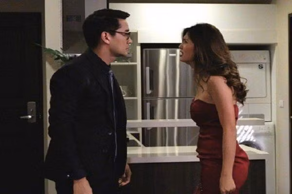 Ngu nho nha chi gai, phat hien bi mat tay dinh cua anh re-Hinh-2