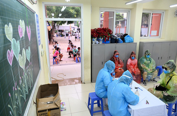 Gia đình 4 thành viên này trang bị rất đầy đủ đồ bảo hộ như khẩu trang, áo mưa giấy, găng tay y tế và cả kính mắt. Ảnh: Nam Khánh