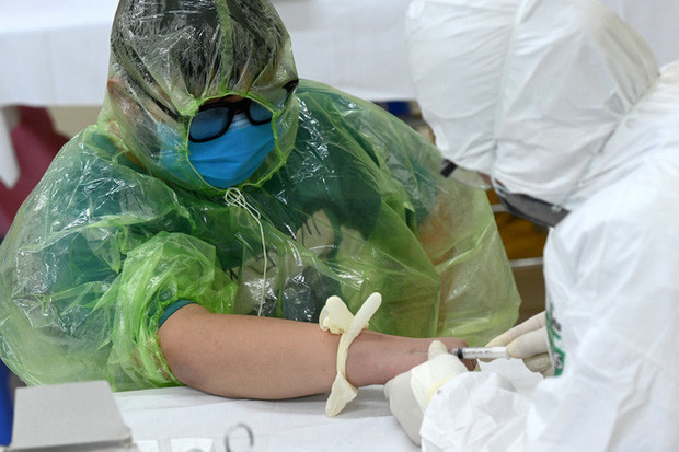 Theo thông tin người mẹ chia sẻ, do hai trong số 3 người con có dấu hiệu sốt nhẹ nên chị chuẩn bị đồ bảo hộ một cách cẩn thận nhất để hạn chế tiếp xúc với người xung quanh. Ảnh: Nam Khánh