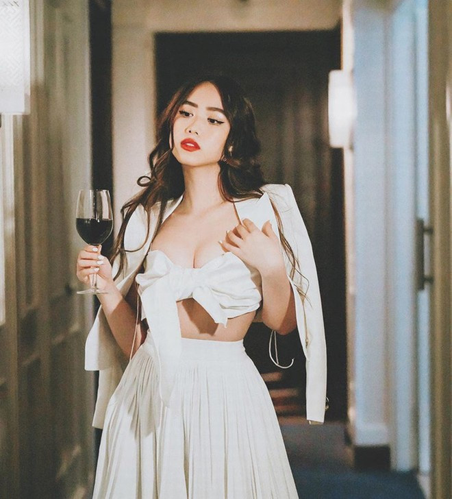 Dù vậy không thể phủ nhận, Mina sở hữu nhan sắc xinh đẹp cùng tài năng "không phải dạng vừa". Cô nàng từng có thời gian sinh sống tại Nga lúc nhỏ và đã đi du học ở Úc. Ở Việt Nam, Mina theo học tại 2 ngôi trường là Đại học Khoa học Xã hội &amp; Nhân văn TP. Hồ Chí Minh và RMIT. Ngoài ra, hot blogger từng làm biên tập viên mảng làm đẹp cho một tạp chí có tiếng tại Việt Nam.