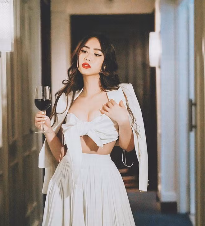 Dù vậy không thể phủ nhận, Mina sở hữu nhan sắc xinh đẹp cùng tài năng "không phải dạng vừa". Cô nàng từng có thời gian sinh sống tại Nga lúc nhỏ và đã đi du học ở Úc. Ở Việt Nam, Mina theo học tại 2 ngôi trường là Đại học Khoa học Xã hội &amp; Nhân văn TP. Hồ Chí Minh và RMIT. Ngoài ra, hot blogger từng làm biên tập viên mảng làm đẹp cho một tạp chí có tiếng tại Việt Nam.