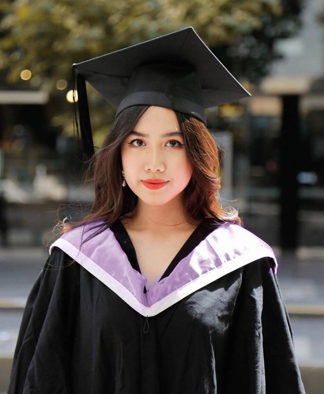 Trên trang cá nhân của mình, Mina thường xuyên chia sẻ những hình ảnh sang chảnh trong các sự kiện liên quan đến làm đẹp, thời trang nhận được nhiều sự quan tâm của mọi người.